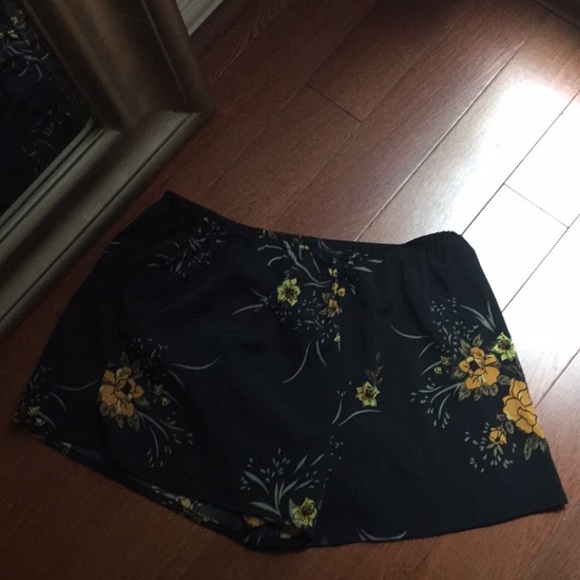 Flowy shorts with floral print - Picture 4 of 4